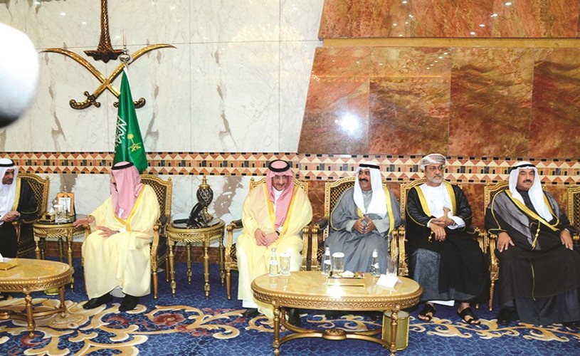 خادم الحرمين الشريفين الملك سلمان بن عبدالعزيز مستقبلا المعزين بوفاة المغفور له بإذن الله تعالى الأمير تركي بن عبدالعزيز ويبدو الشيخ مشعل الأحمد وسمو الشيخ ناصر المحمد ﻿