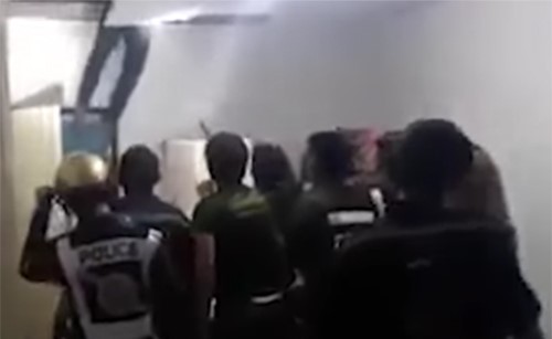 بالفيديو.. مغتصب يختبىء في السقف بعد الاعتداء على صاحبة المنزل