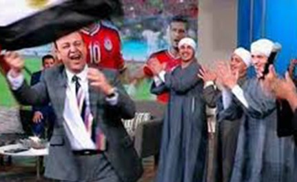 بالفيديو..إعلامي مصري يرقص على الهواء بعد فوز مصر على غانا