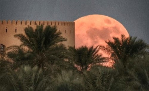 القمر العملاق .. أضاء سماء الكويت