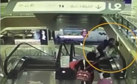 بالفيديو..وفاة رضيع بعد سقوطه من يد جدته من أعلى سلم متحرك