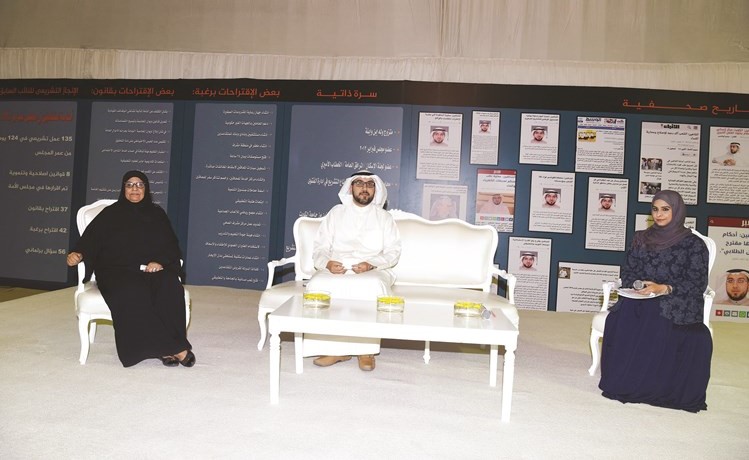 مرشح الدائرة الاولى أسامة الشاهين مع خولة العتيقي اثناء الندوة﻿