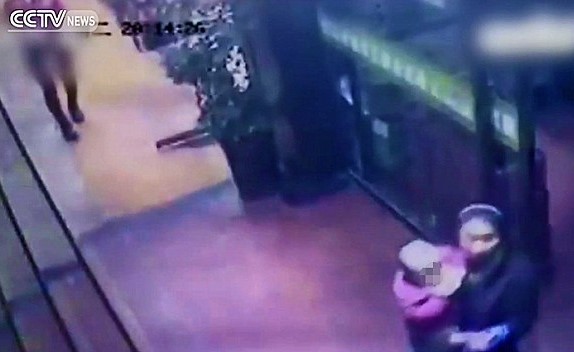 شاهد نادلة مطعم تخطف رضيع زبونتها