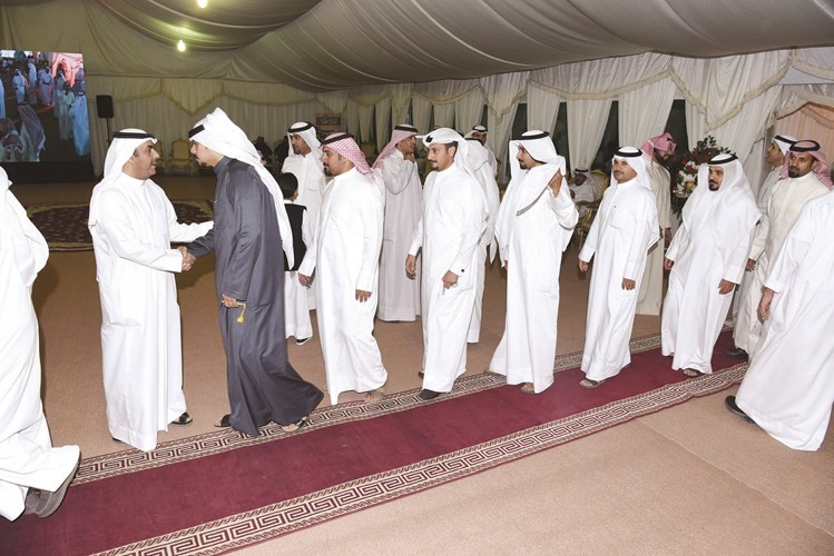 مرشح الدائرة الخامسة محمد سلطان بن حثلين يستقبل أحد الناخبين﻿