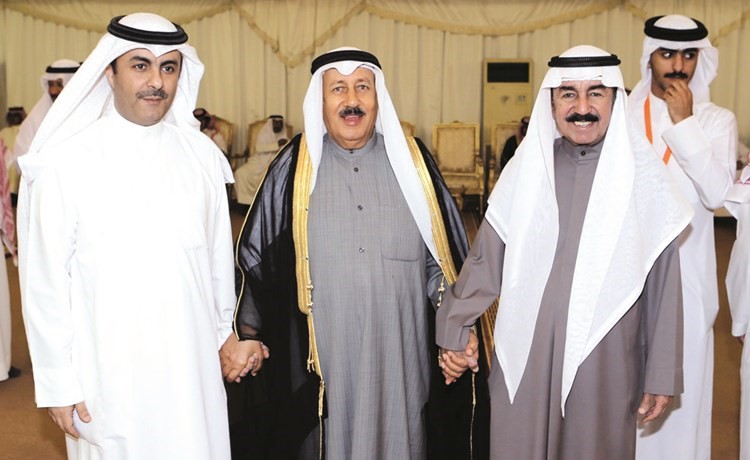جواد بوخمسين متوسطا سلطان بن حثلين ومحمد سلطان بن حثلين	(احمد علي)﻿