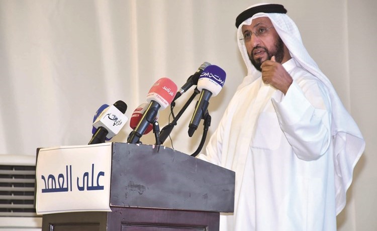 مرشح الدائرة الثالثة عمار العجمي متحدثا خلال الندوة﻿
