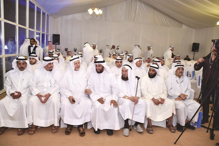 مرشح الدائرة الثالثة عمار العجمي متوسطا ناخبي واهالى الدائرة الثالثة	(عادل السلامة)﻿