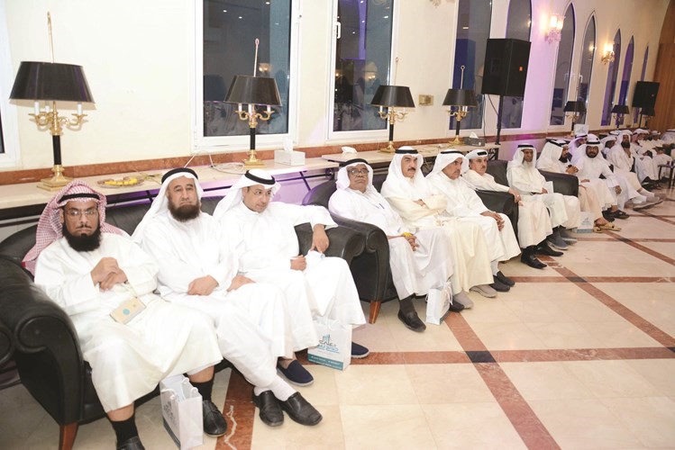 ناخبو الدائرة الثالثة يستمعون إلى حديث العمير ﻿