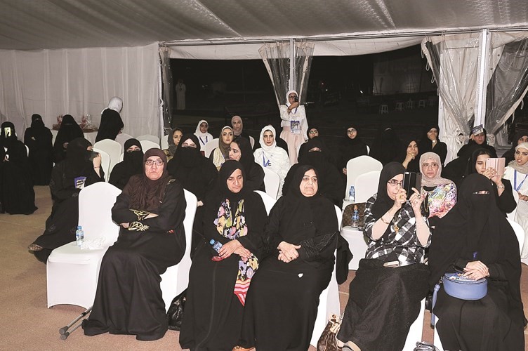 عدد من الحاضرات خلال الندوة	(زين علام)﻿