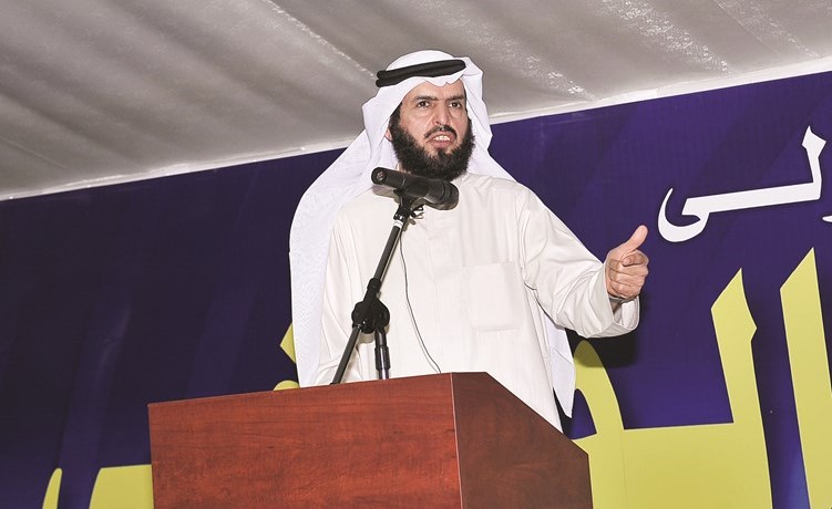 مرشح الدائرة الأولى د.عادل جاسم الدمخي متحدثا في الندوة﻿