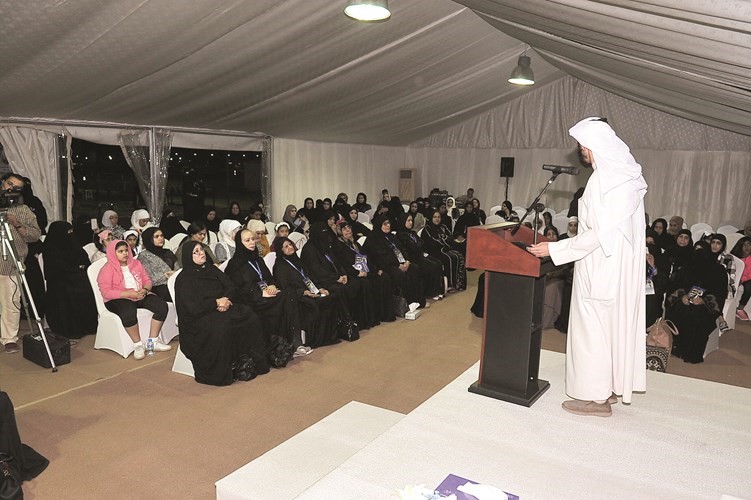 الحاضرات يستمعن الى د.عادل الدمخي﻿