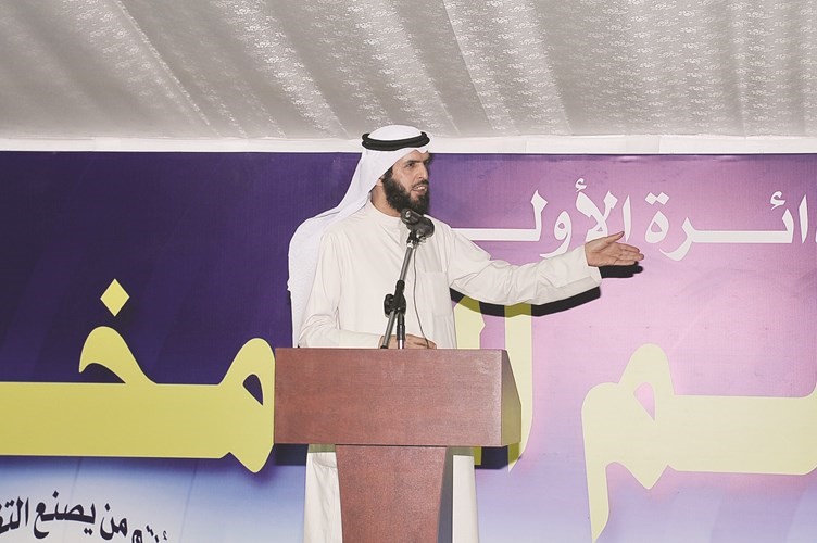 د. عادل الدمخي خلال الندوة﻿