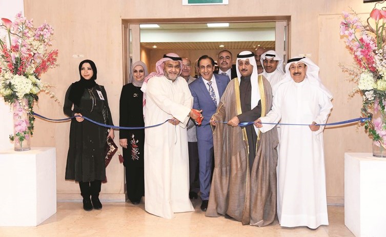 د.بدر الدويش وحسن كاظم وعبدالرسول سلمان خلال افتتاح المعرض ﻿
