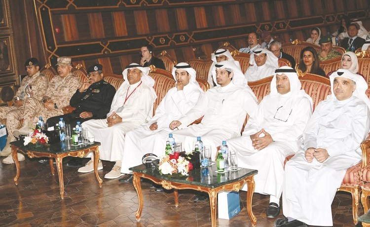 عبدالرحمن المطيري في مقدمة الحضور خلال المؤتمر﻿
