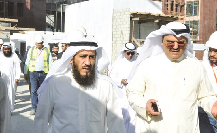 م. فريد عمادي خلال جولة في المبنى الجديد﻿