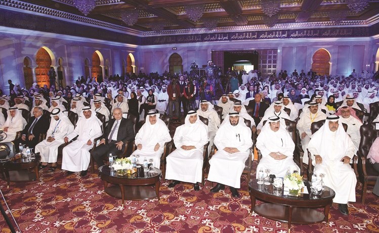 الوزير د.بدر العيسىيتقدم كبار الحضور في مؤتمر الاتجاه نحو العالمية	(أحمد علي) ﻿