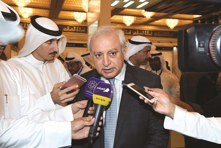 د. بدر العيسى متحدثا للصحافيين ﻿