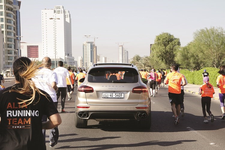 مركز بورشه الكويت يدعم مبادرة «RunQ8»