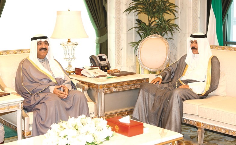 سمو نائب الأمير وولي العهد الشيخ نواف الأحمد مستقبلا الشيخ مشعل الأحمد﻿