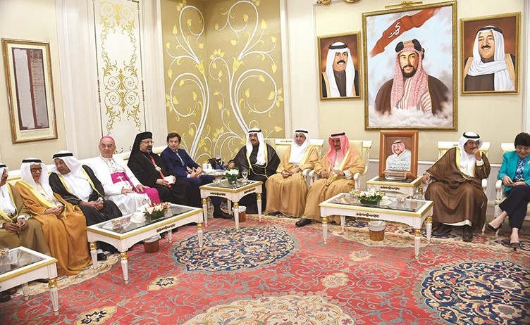جانب من اللقاء بين سمو الشيخ ناصر المحمد وعمدة جنيف﻿