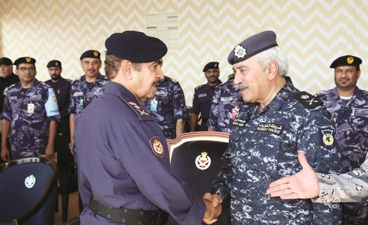 اللواء محمود الدوسري يتحدث مع احد القيادات المشرفة على التمرين ﻿