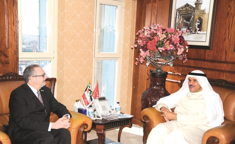 الشيخ سلمان الحمود مستقبلا السفير الأميركي﻿