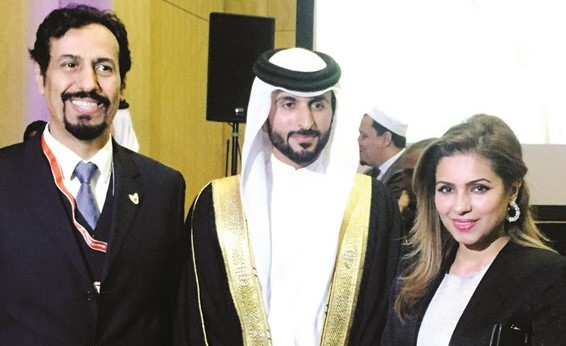  الشيخ ناصر بن حمد آل خليفة مع السفير الشيخ علي الخالد وحرمه د.سارة الركيان﻿