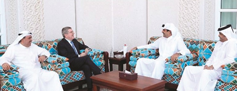أمير قطر صاحب السمو الشيخ تميم بن حمد والشيخ جوعان بن حمد خلال حديثهما مع الشيخ احمد الفهد وتوماس باخ﻿
