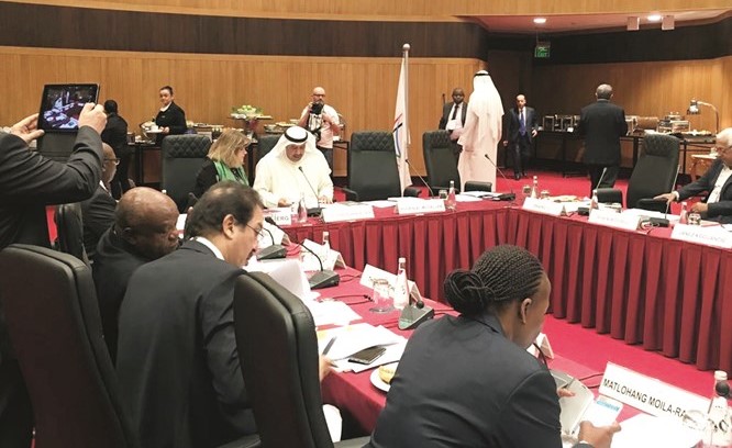 رئيس انوك الشيخ أحمد الفهد خلال الاجتماع ﻿