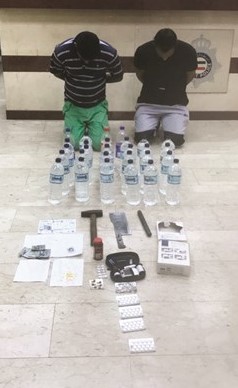 الوافدان وامامهما المضبوطات﻿