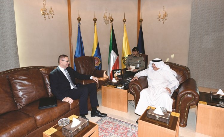 الشيخ خالد الجراح مستقبلا السفير التشيكي ﻿