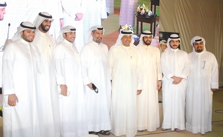 د.حمد المطر متوسطا عددا من أبناء الدائرة الثانية﻿