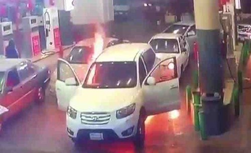 بالفيديو.. هكذا انقذ شاب أمه من حريق شب بسيارته أثناء تعبئة البنزين في المدينة المنورة