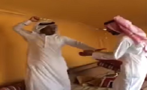 بالفيديو.. ضيف يفر هاربًا من هول هدية قدمها له صديقه فور استقباله بخيمته