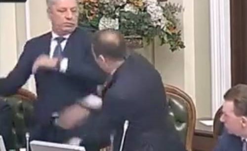 بالفيديو .. "لكمة" هي الاقوى تحت قبة البرلمان الأوكراني!