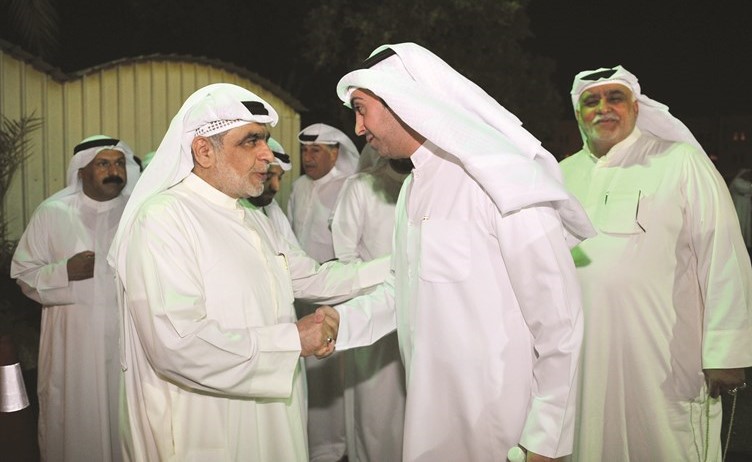 عدنان عبدالصمد مستقبلا أحد الناخبين﻿