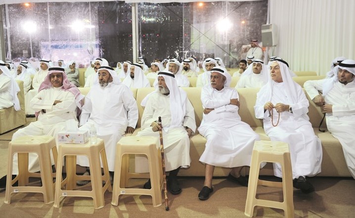 ناخبو الدائرة الأولى يستمعون لحديث النائب والوزير السابق المرشح أحمد المليفي	(عادل السلامة)﻿