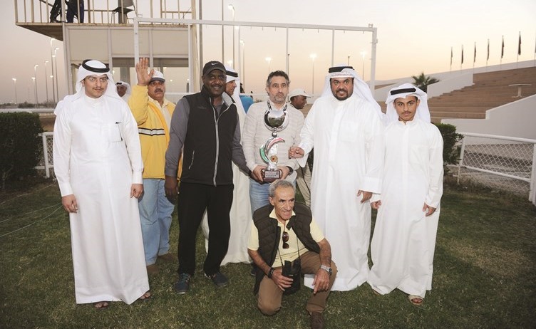  الشيخ صباح فهد الناصر يسلم كأس المرحوم بإذن الله خالد يوسف المرزوق للفائز 	(هاني الشمري)﻿