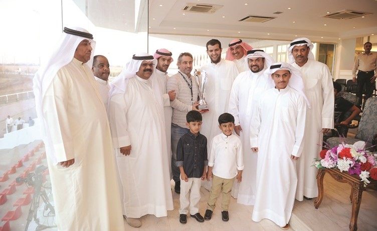 الشيخ صباح المبارك يتسلم كأس الأنباء من الزميل سمير بوسعد ﻿