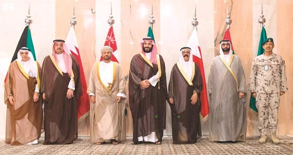 الأمير محمد بن سلمان والشيخ خالد الجراح ومشاركون بالاجتماع﻿