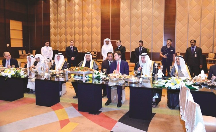 سمو الشيخ ناصر المحمد والشيخ فيصل الحمود وعمدة جنيف خلال مأدبة العشاء ﻿