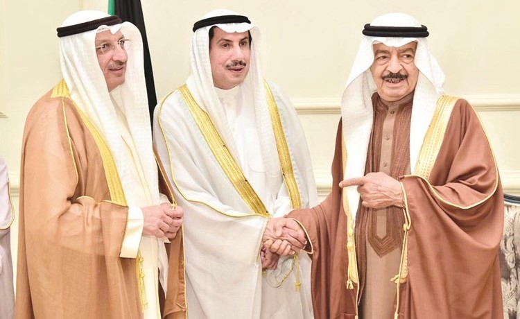 الامير خليفة بن سلمان خلال اللقاء مع السفير الشيخ عزام الصباح﻿