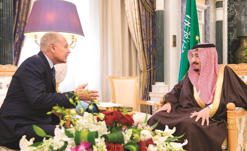 خادم الحرمين الشريفين الملك سلمان بن عبدالعزيز مستقبلا في مكتبه بقصر اليمامة امس الأمين العام لجامعة الدول العربية أحمد أبو الغيط (واس)﻿