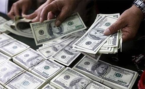 الدولار يواصل التراجع لمستوى 15 جنيهاً