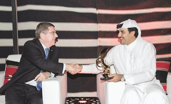 أمير قطر الشيخ تميم بن حمد يتسلم الجائزة منتوماس باخ﻿