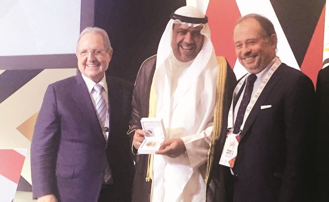 الشيخ أحمد الفهد يتسلم ميدالية أولمبية من رئيس اتحاد الرماية الدولي﻿
