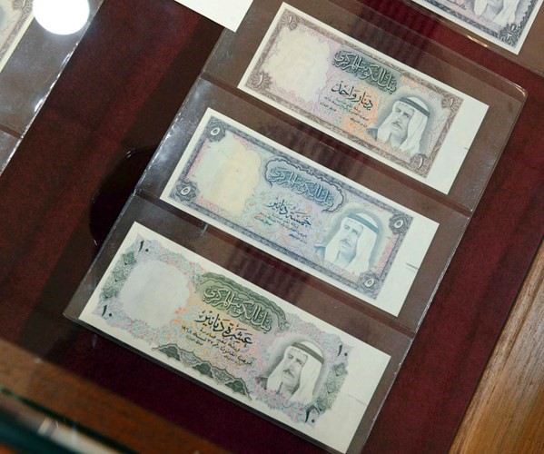 معرض للعملات النادرة يفتح النافذة على 130 عاماً من إصدار أول عملة كويتية