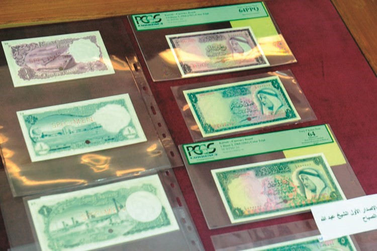 معرض للعملات النادرة يفتح النافذة على 130 عاماً من إصدار أول عملة كويتية