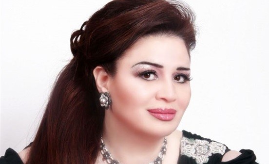 بالفيديو.. إلهام شاهين تتعرض لموقف محرج في مهرجان القاهرة السينمائي لدى استعراض فستانها
