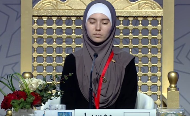 بالفيديو ..فتاة روسية تتألق في مسابقة للقران بتشجيع والديها المسيحيين